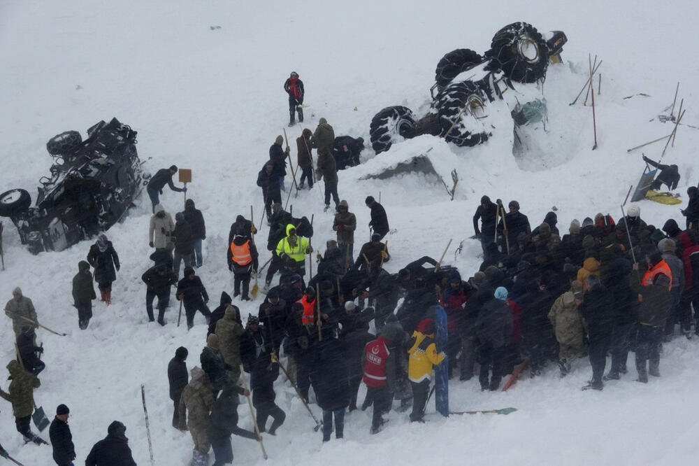 Spasilačke napore otežavaju magla, obilan snijeg i jak vjetar, Foto: Beta/AP