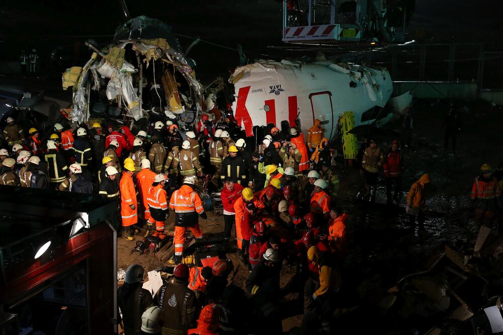 Trup aviona se raspao na tri dijela, Foto: Emrah Gurel