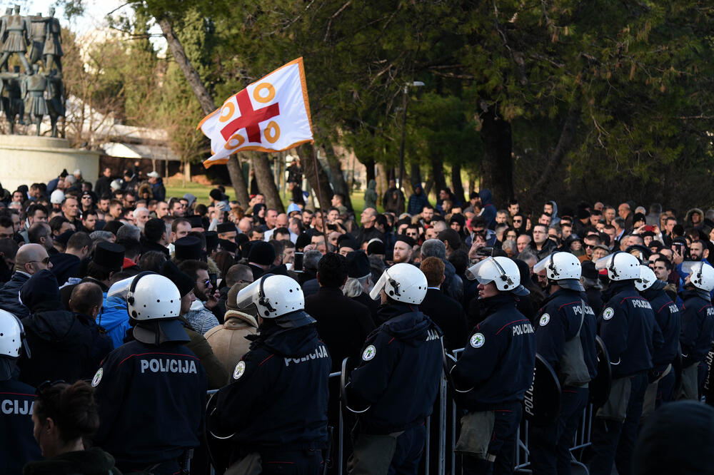 Policija na protestu - dan uoči usvajanja Zakona o slobodi vjeroispovijesti, Foto: Boris Pejović