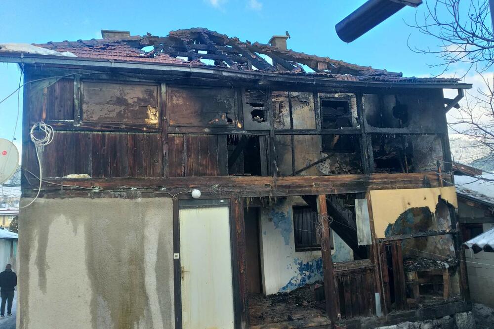 Kuća koju je zahvatio požar, Foto: Goran Malidžan