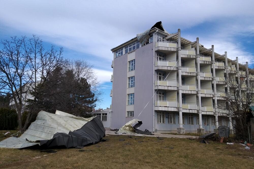 Sa Doma učenika i studenata "Braća Vučinić" vjetar odnio limeni krov, Foto: Svetlana Mandić