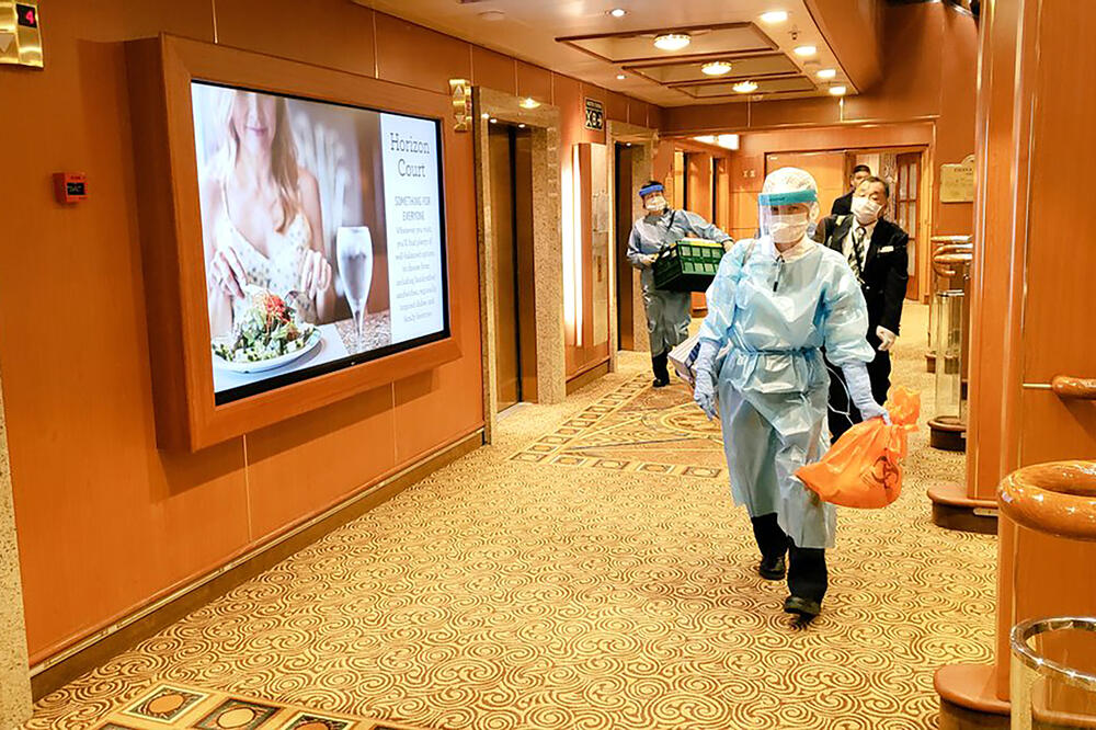 Medicinski radnici provjeravaju stanje putnika i posade na kruzeru u Japanu, Foto: Beta/AP
