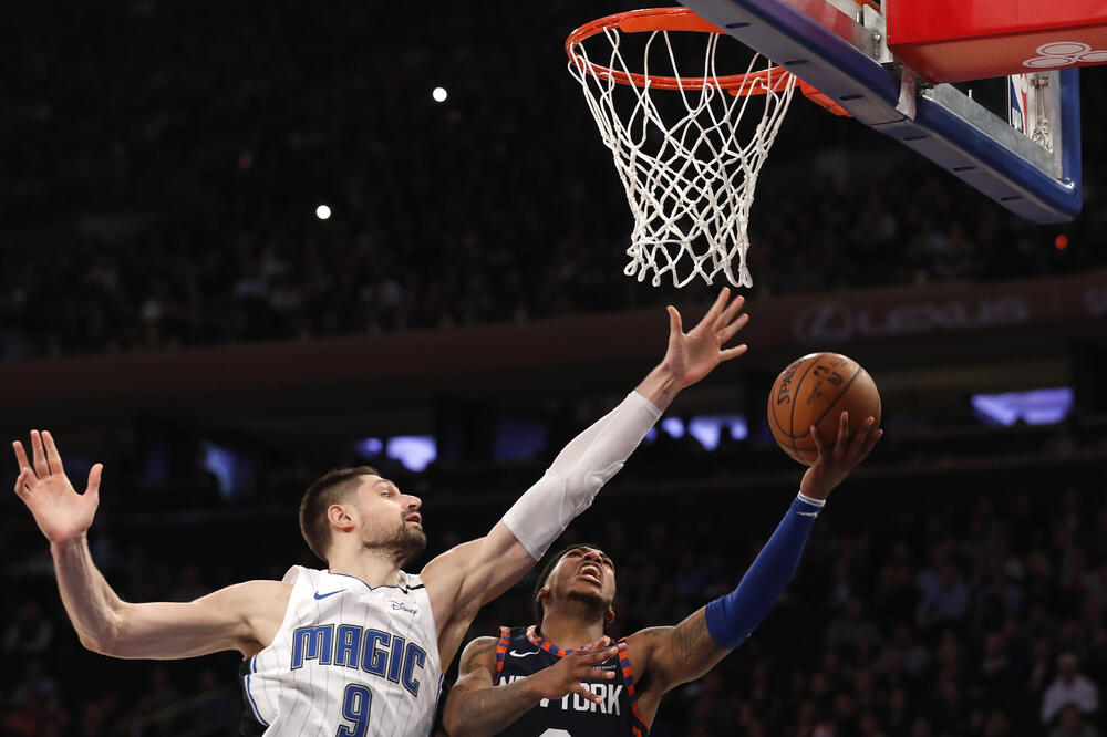 Vučević u duelu sa Elfridom Pejtonom, Foto: AP