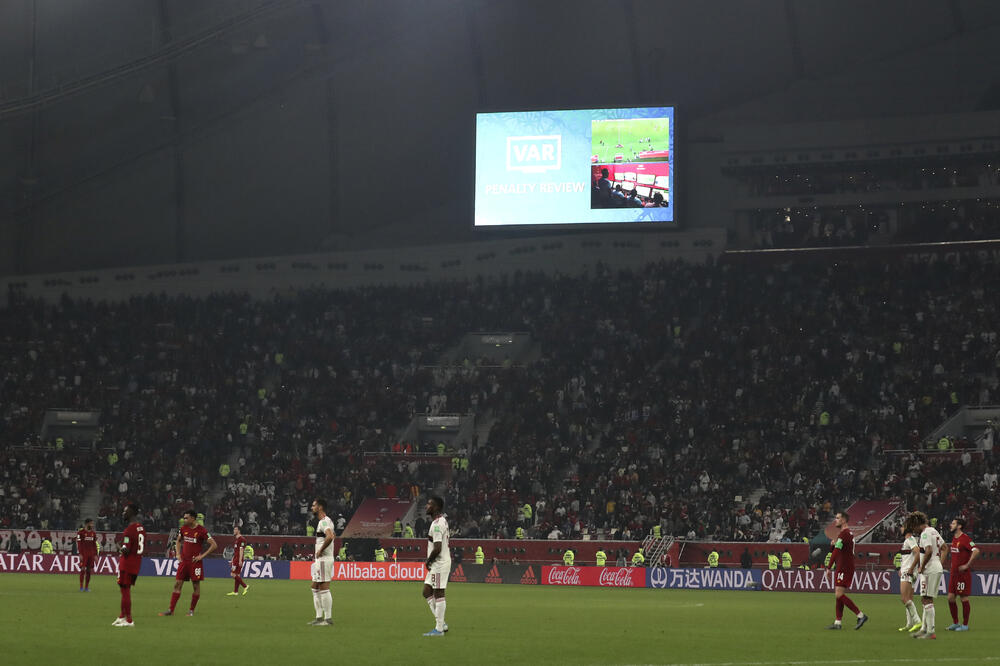 Players wait for a VAR decision to be made during the Club World Cup final soccer match between Liverpool and Flamengo at Khalifa International Stadium in Doha, Qatar, Saturday, Dec. 21, 2019. (AP Photo/Hassan Ammar), Foto: Hassan Ammar