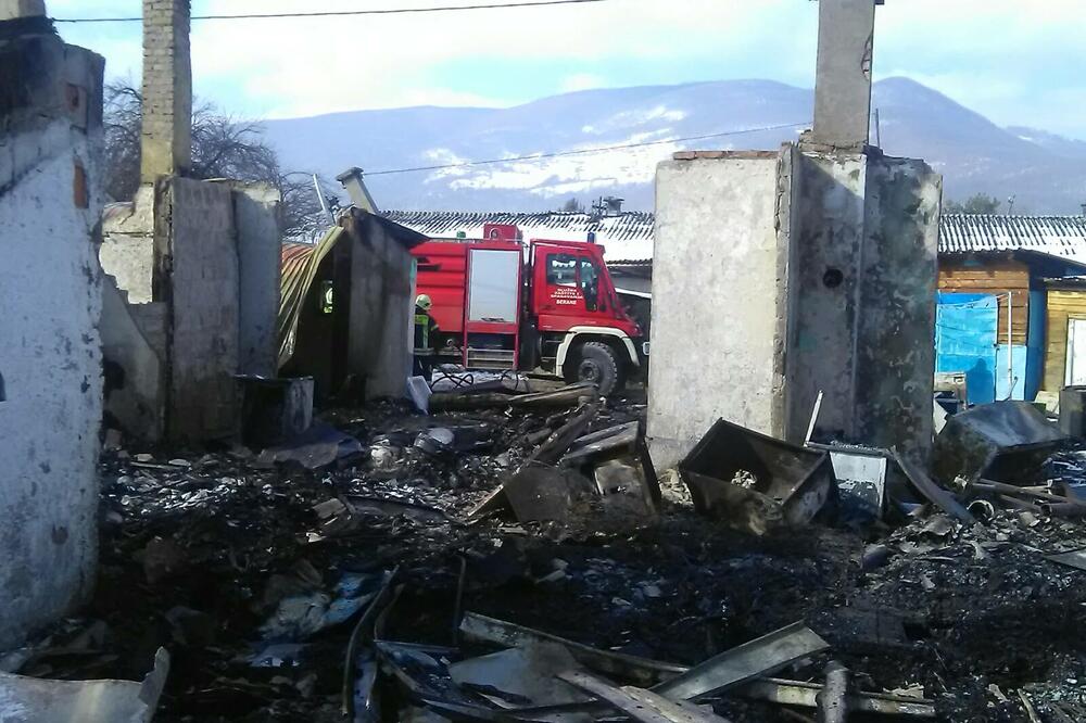 Barake uništene u požaru, Foto: Tufik Softić