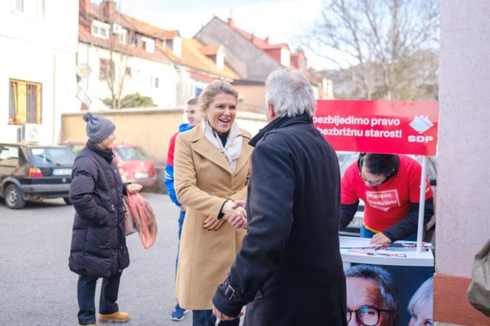 Vuksanović Stanković tokom potpisivanja peticije na Cetinju, Foto: SDP