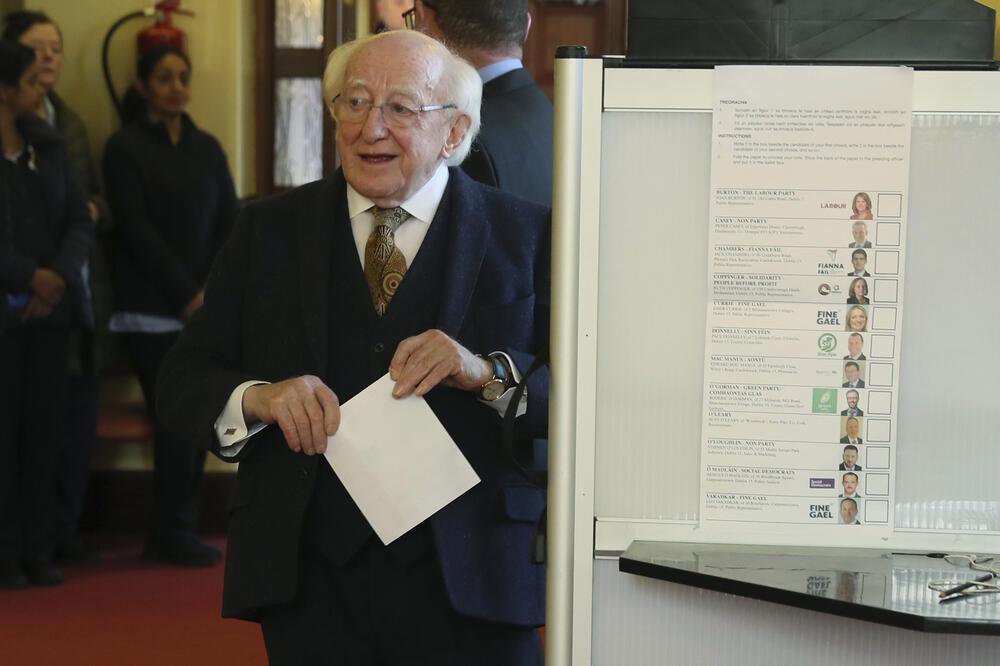 Predsjednik Irske Majkl D Higins na glasačkom mjestu, Foto: BETA/AP