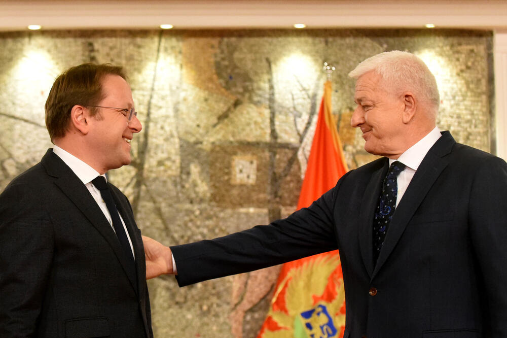 Evropski komesar Oliver Varhelji i premijer Duško Marković, Foto: Boris Pejović