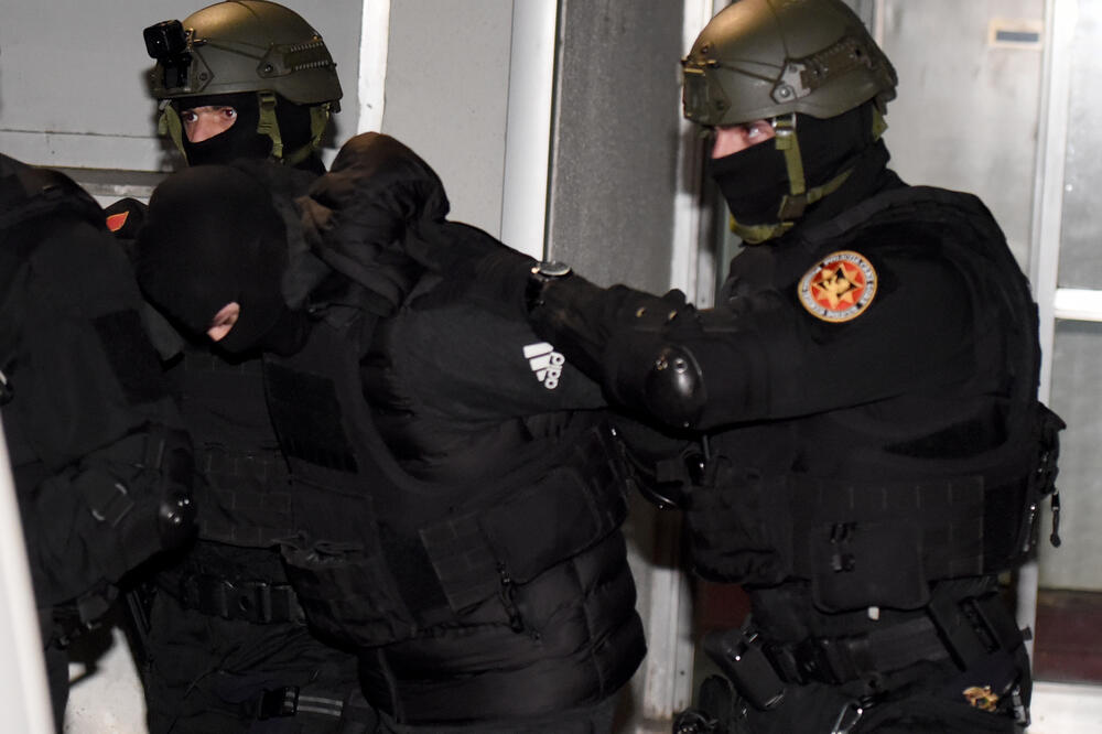 Vukotića odvode iz Tužilaštva, Foto: Savo Prelević