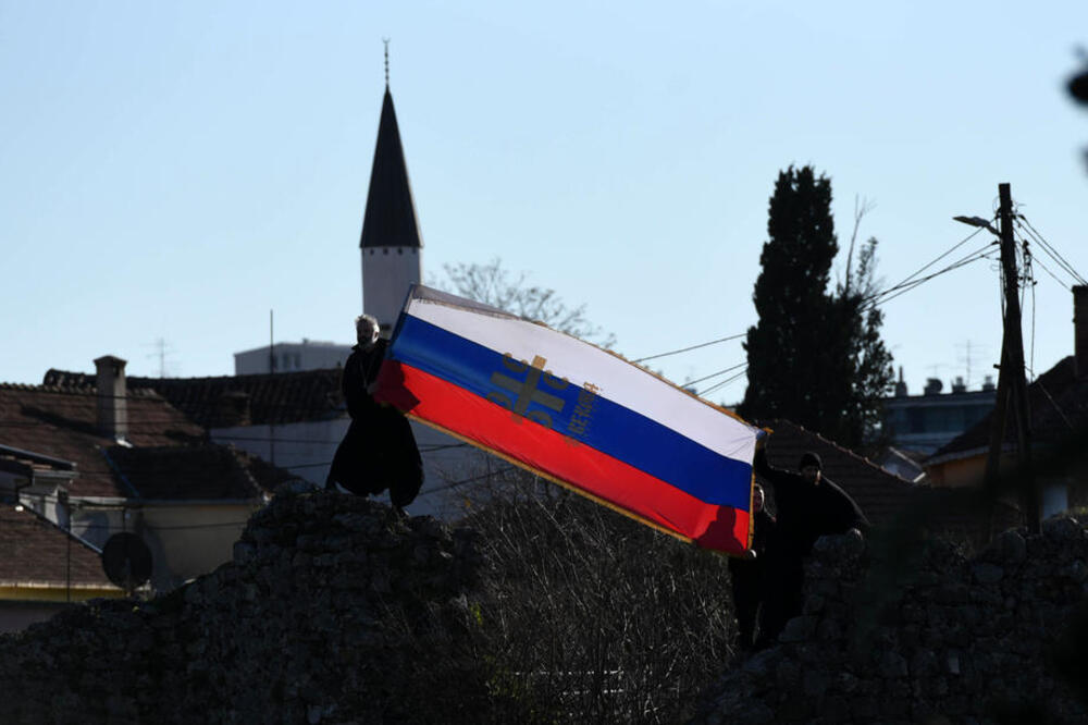 Srpska zastava na Starom gradu u Podgorici, Foto: Boris Pejović
