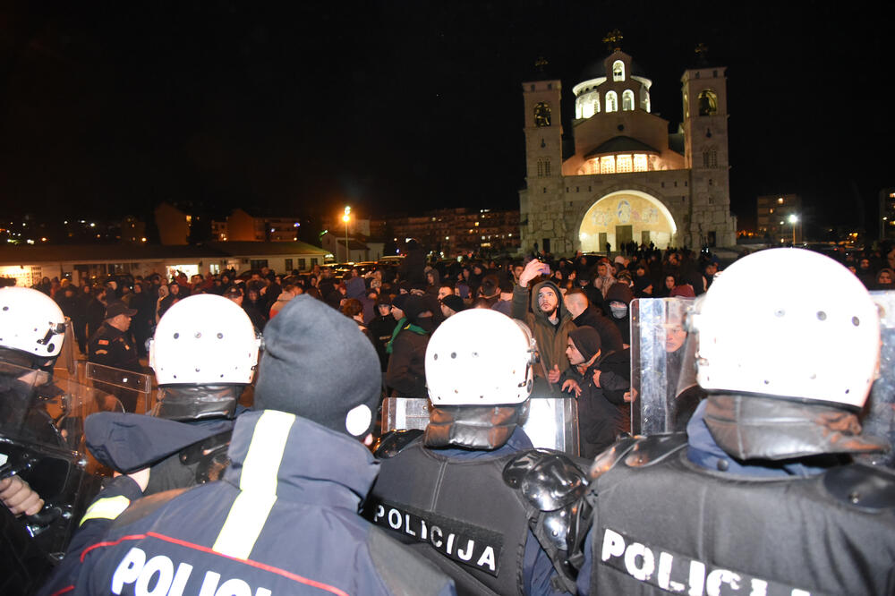 Protest ispred Hrama u Podgorici zbog usvajanja Zakona, Foto: Boris Pejović