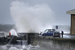 Oluja sa uraganskim vjetrovima stiže u Britaniju: Otkazani vozovi,...