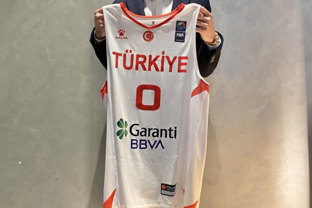 Larkin sa dresom Turske