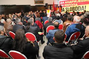 Demokrate: Dok nadležni mašu strategijama, mladi mašu pasošima i...