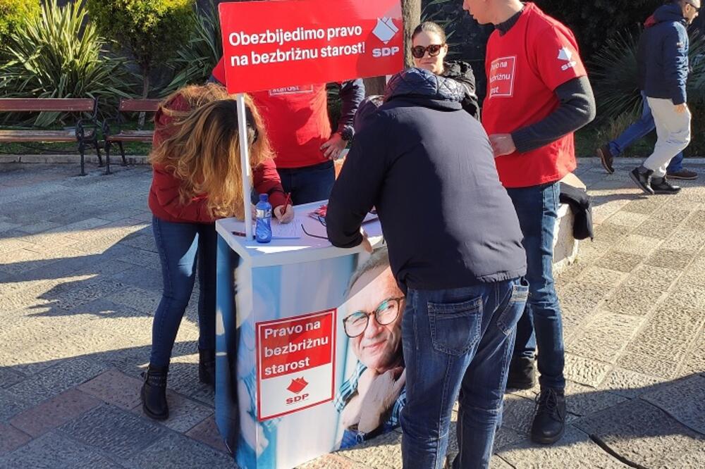 Potpisivanje peticije u Kotoru, Foto: SDP