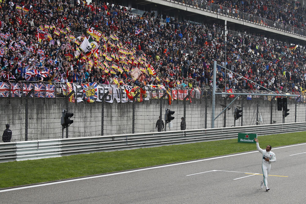 Luis Hamilton nakon pobjede u Šangaju prošle godine, Foto: AP