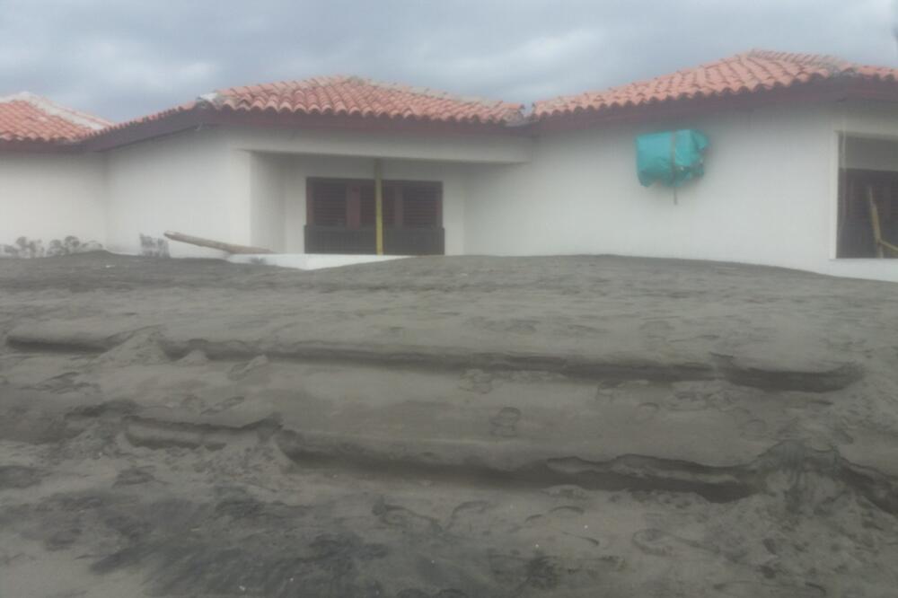 Pijesak zatrpava objekte na Adi, Foto: Samir Adrović