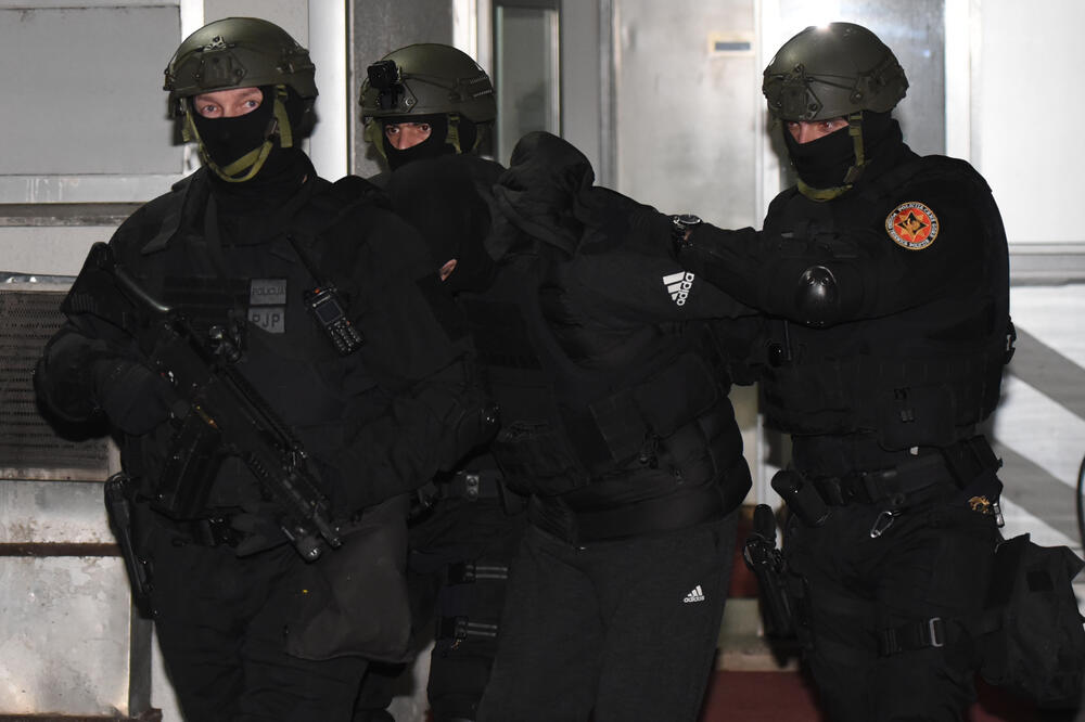 Privođenje Vukotića na saslušanje, Foto: Savo Prelević