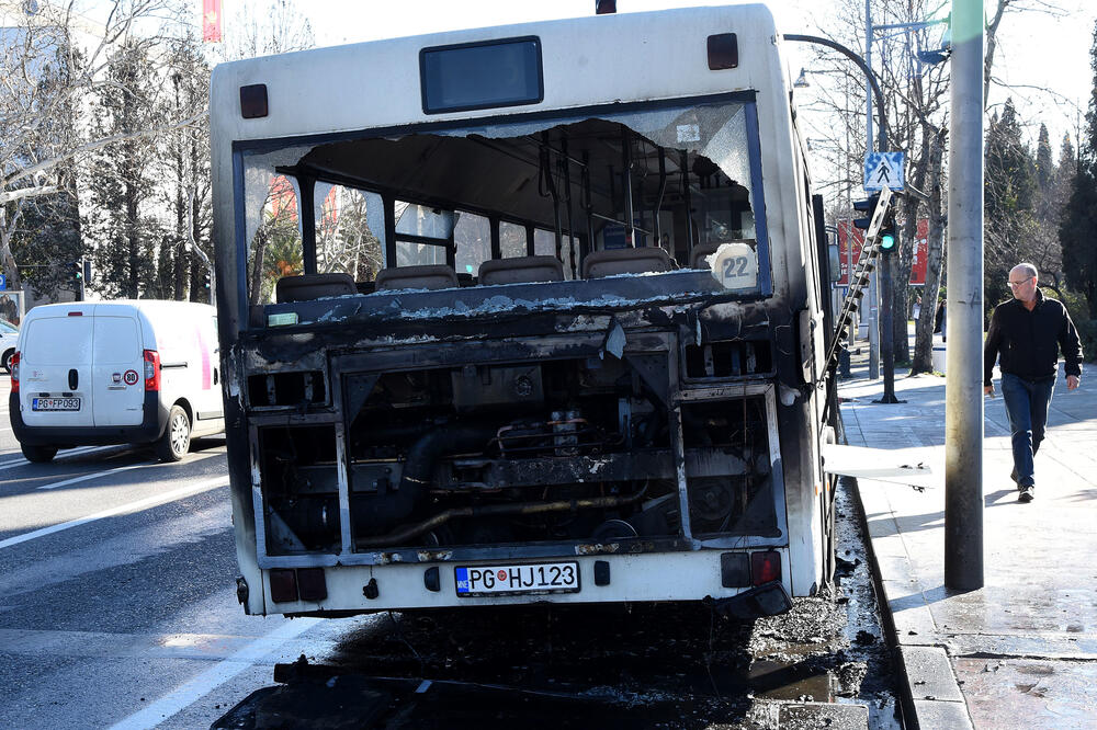 Zapaljeni autobus u centru Podgorice, Foto: Savo Prelević