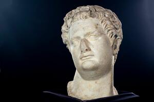 Mermerni portret Domicijana izložen u kotorskom Lapidarijumu