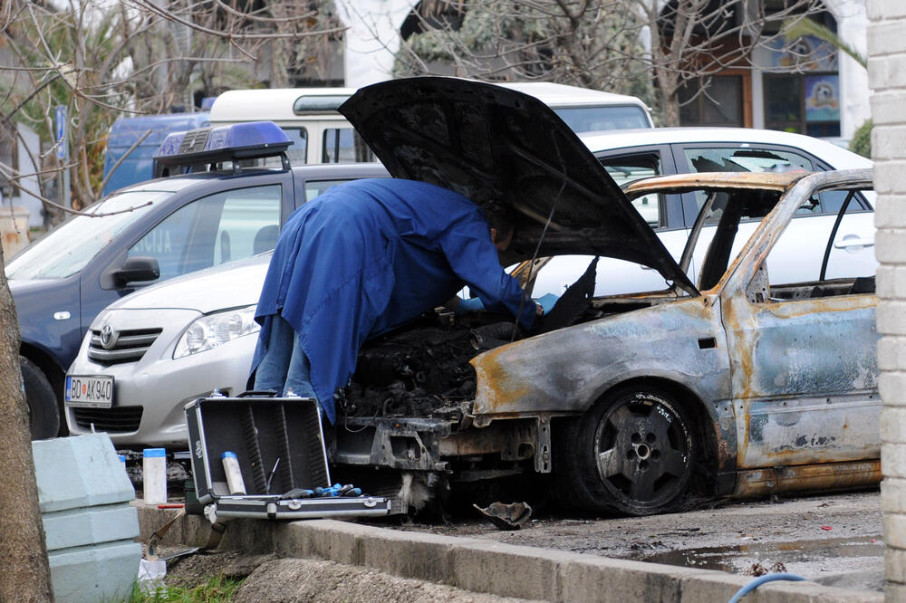 Zapaljen automobil koji su koristili napadači, Foto: Savo Prelević