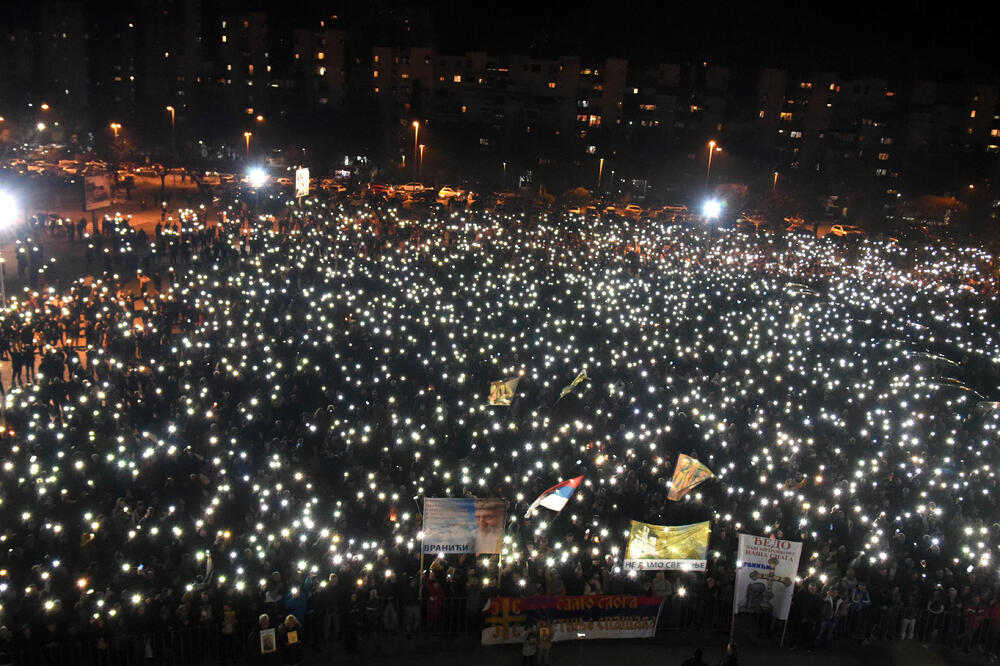 Večeras ispred hrama u Podgorici, Foto: Boris Pejović