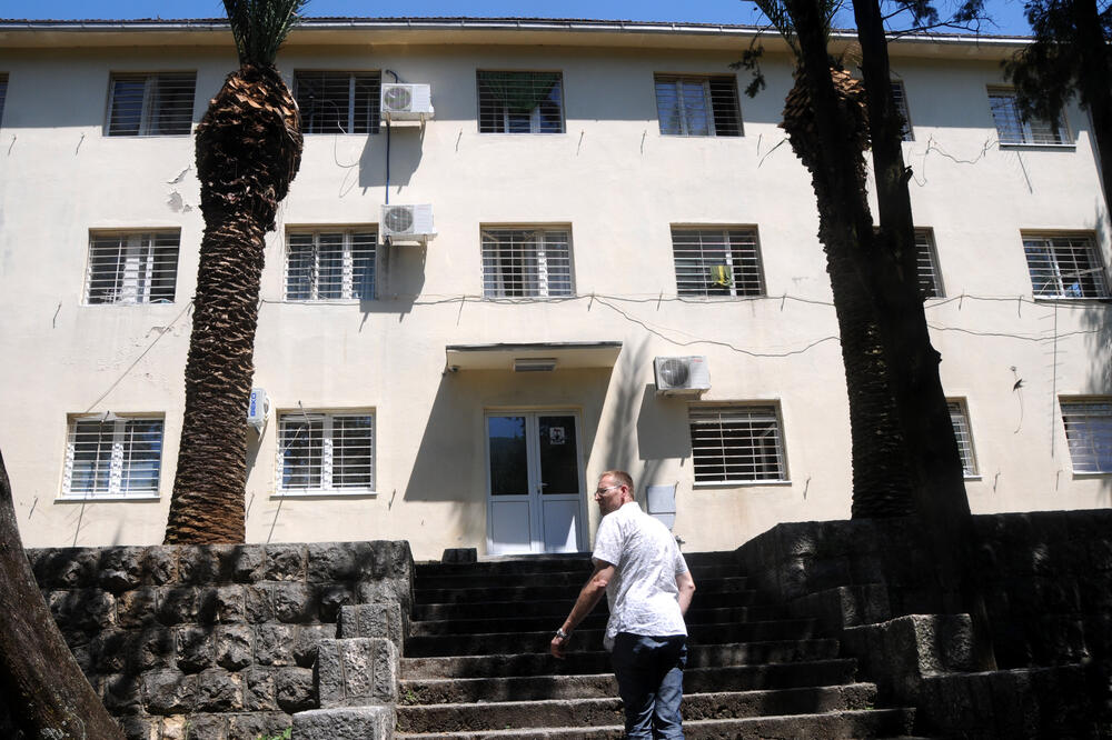 Direktor SB Dobrota tvrdi da dva lijeka nabavljaju u privatnim apotekama, Foto: Boris Pejović