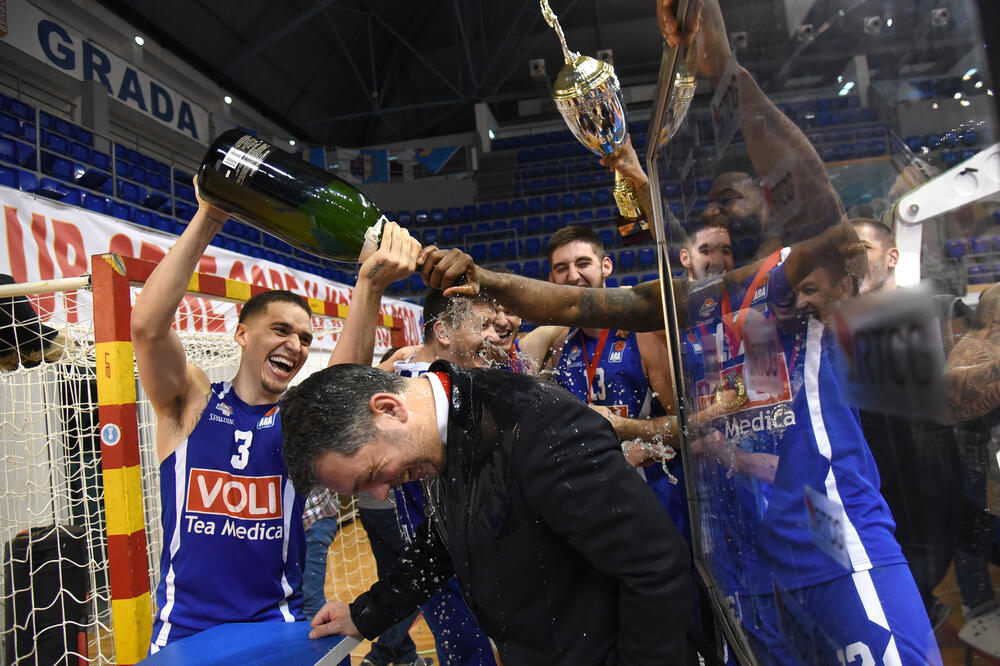 Igrači Budućnost polivaju Mijovića šampanjcem, Foto: Savo Prelević