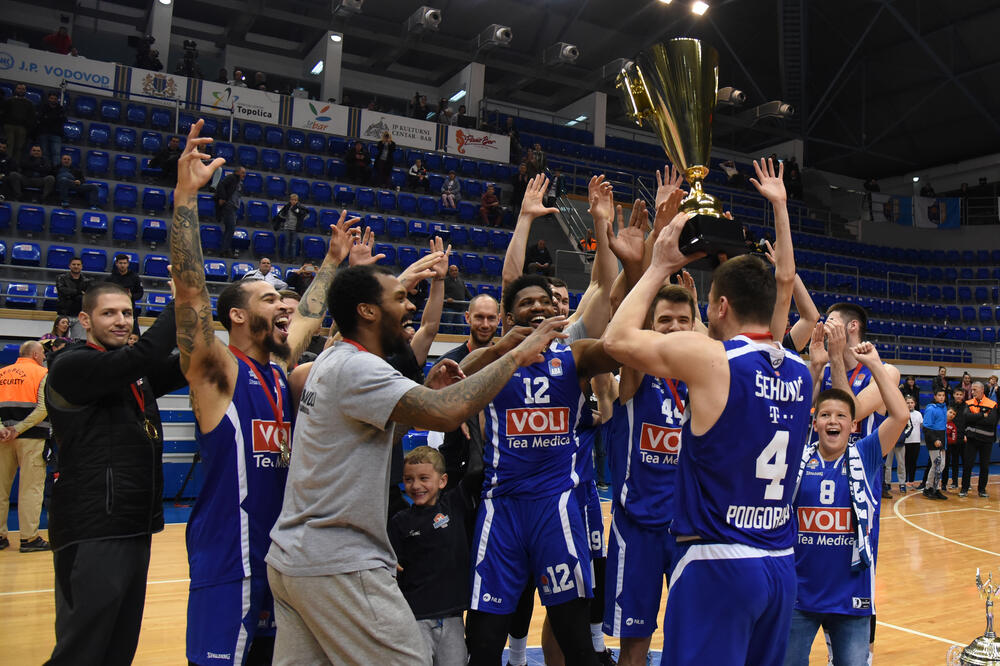 Košarkaši Budućnosti sa peharom pobjednika Kupa, Foto: Savo Prelević