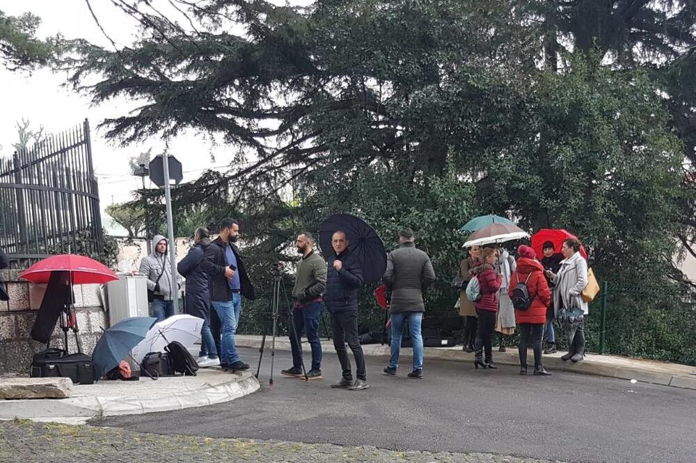 Reporteri pet sati sjedjeli iza kapije Vile Gorica, Foto: Vijesti