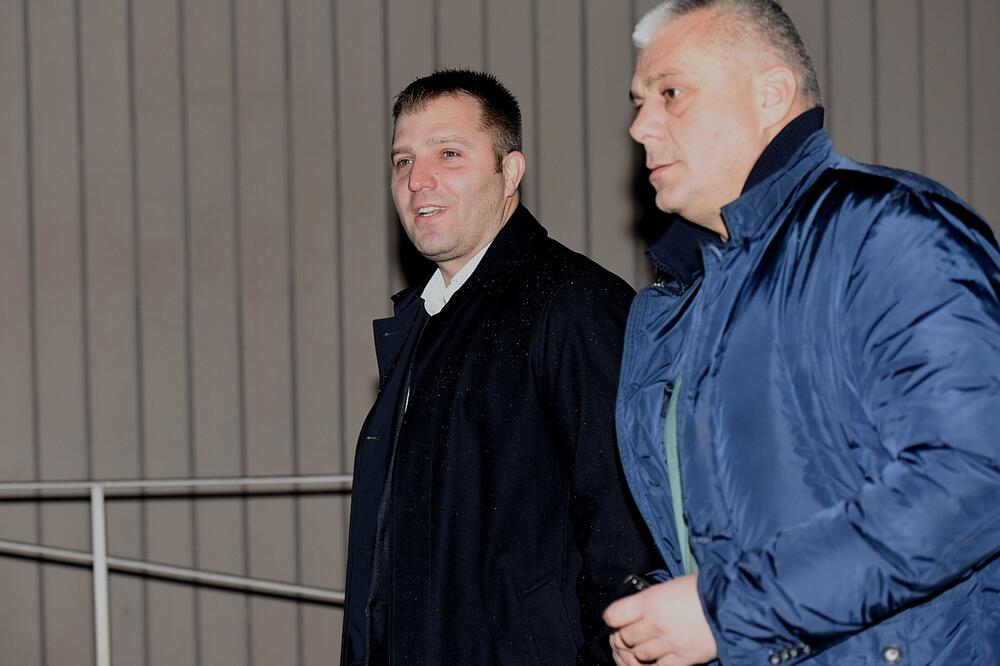 Mijatović (lijevo) dolazi u tužilaštvo u pratnji advokata Mićovića, Foto: Savo Prelević