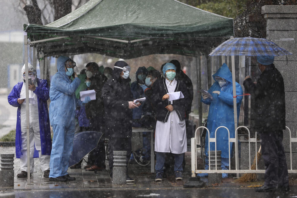 Vladini radnici čekaju pacijente ispred bolnice u Vuhanu, Foto: AP