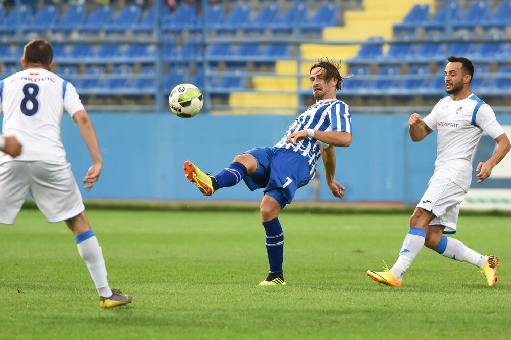 Najiskusniji igrači i dalje su najveći aduti: Božović (Budućnost) između Jankovića i Kojaševića (Sutjeska), Foto: Savo PRELEVIĆ