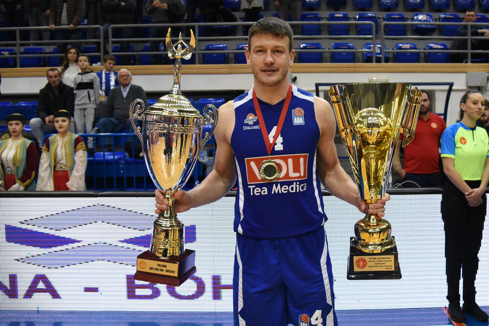 Suad Šehović drži trajni i prelazni pehar namijenjen osvajaču Kupa Crne Gore, Foto: Savo Prelević