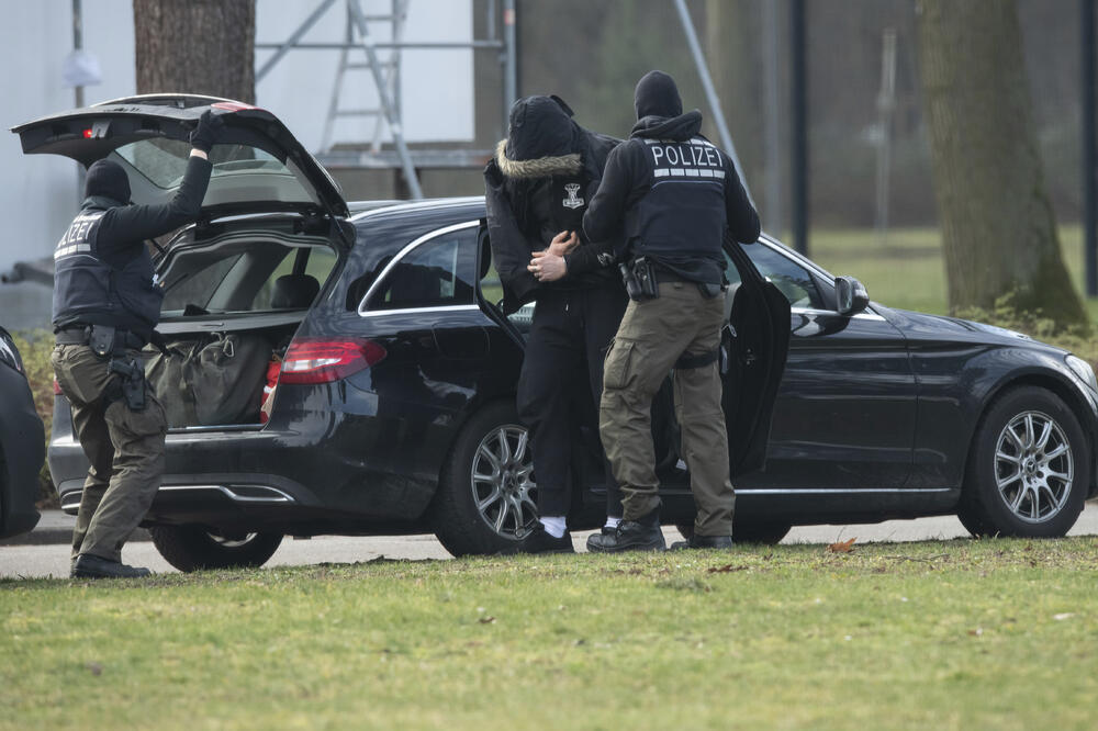 Privođenje jednog od uhapšenih, Foto: BETA/AP