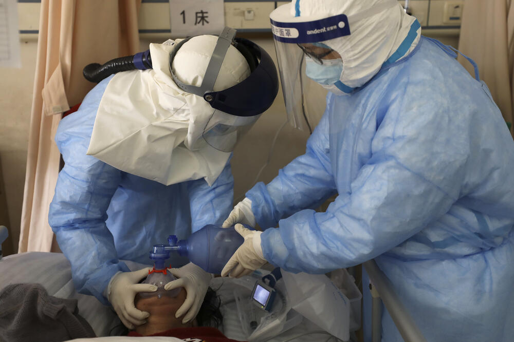 Medicinski radnici daju kiseonik oboljelom od koronavirusa u Kini, Foto: BETA/AP