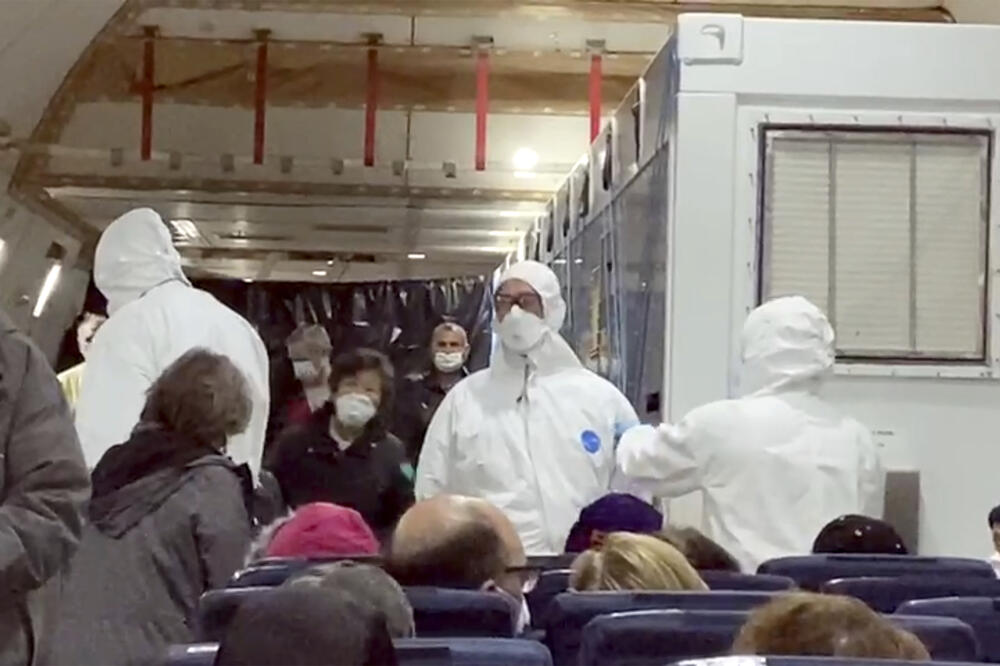Evakuisani američki putnici čekaju avion koji će ih odvesti u SAD, Foto: BETA/AP