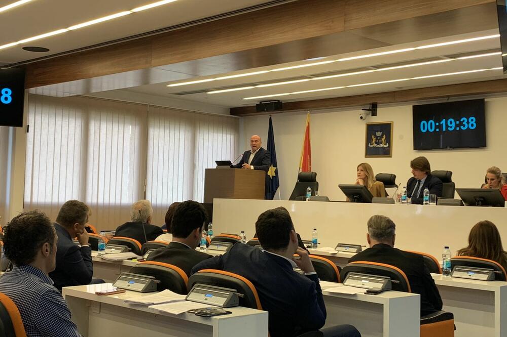 Sa sjedvice SO Budva: Carević za govornicom, Foto: Vuk Lajović