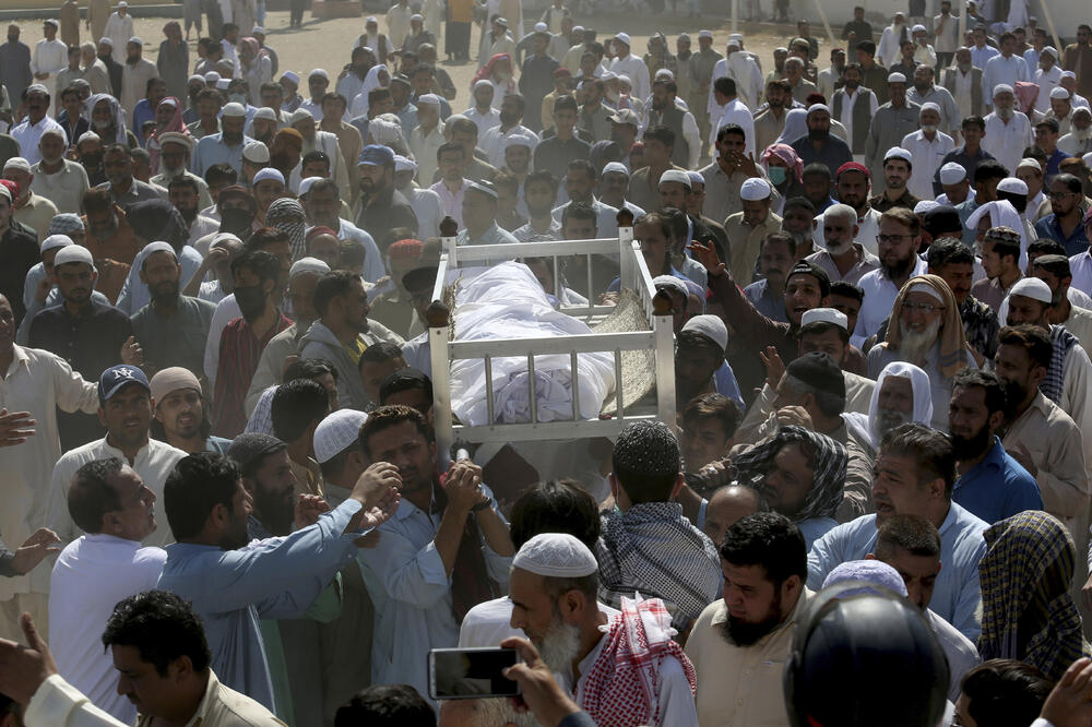Ljudi nose tijelo jednog od preminulih, Foto: BETA/AP