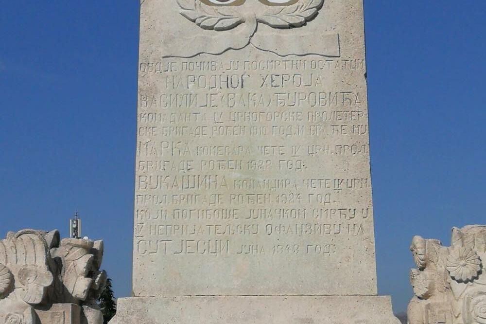 Spomenik oskrnavljen prije dvije noći, ili prije 30 godina: Spomenik Vaka Đurovića, Foto: Čitalac Vijesti, Čitalac Vijesti