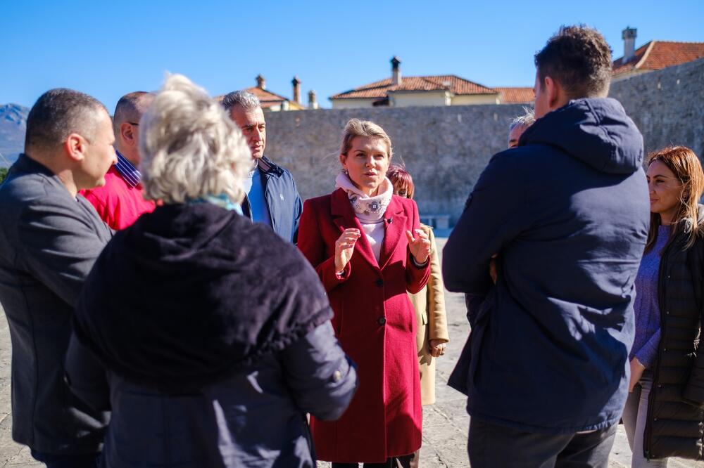 Vuksanović Stanković na potpisivanju peticije u Budva, Foto: SDP.ME