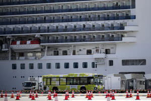 Stotine putnika počelo da napušta kruzer u karantinu u Japanu