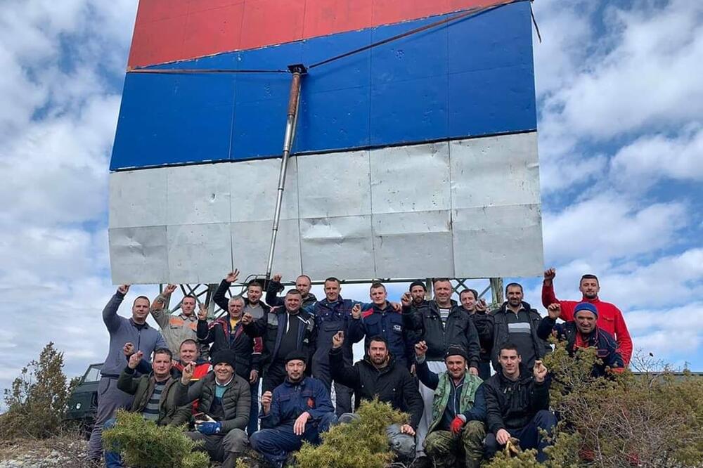 Građani koji su podigli tablu, Foto: Facebook