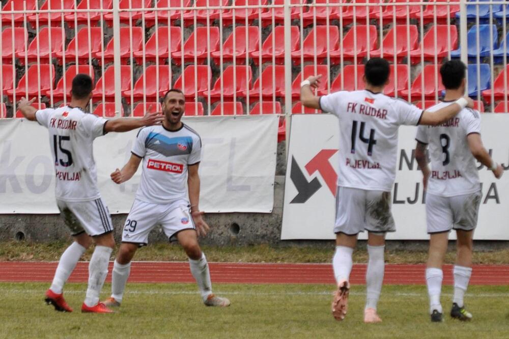 Vule Vujačić (drugi slijeva) slavi sa saigračima protiv Grblja, Foto: Dejan Kandić