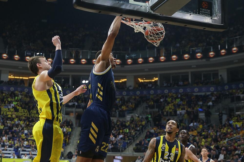 Valter Tavareš zakucava loptu u koš Fenerbahčea, Foto: Euroleague