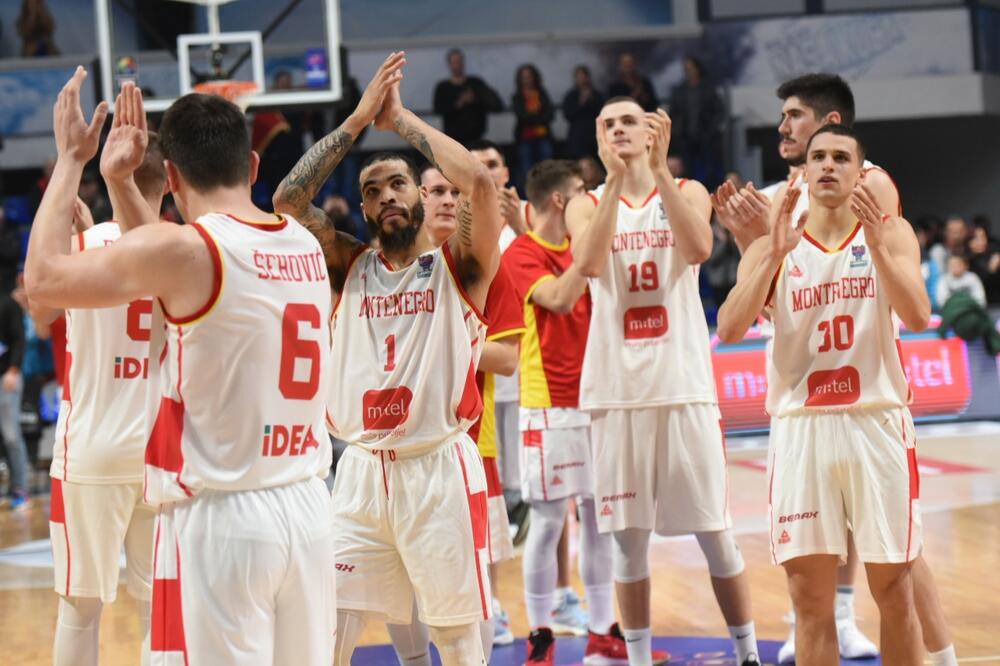 Košarkaši Crne Gore nakon meča sa Velikom Britanijom, Foto: Savo Prelević