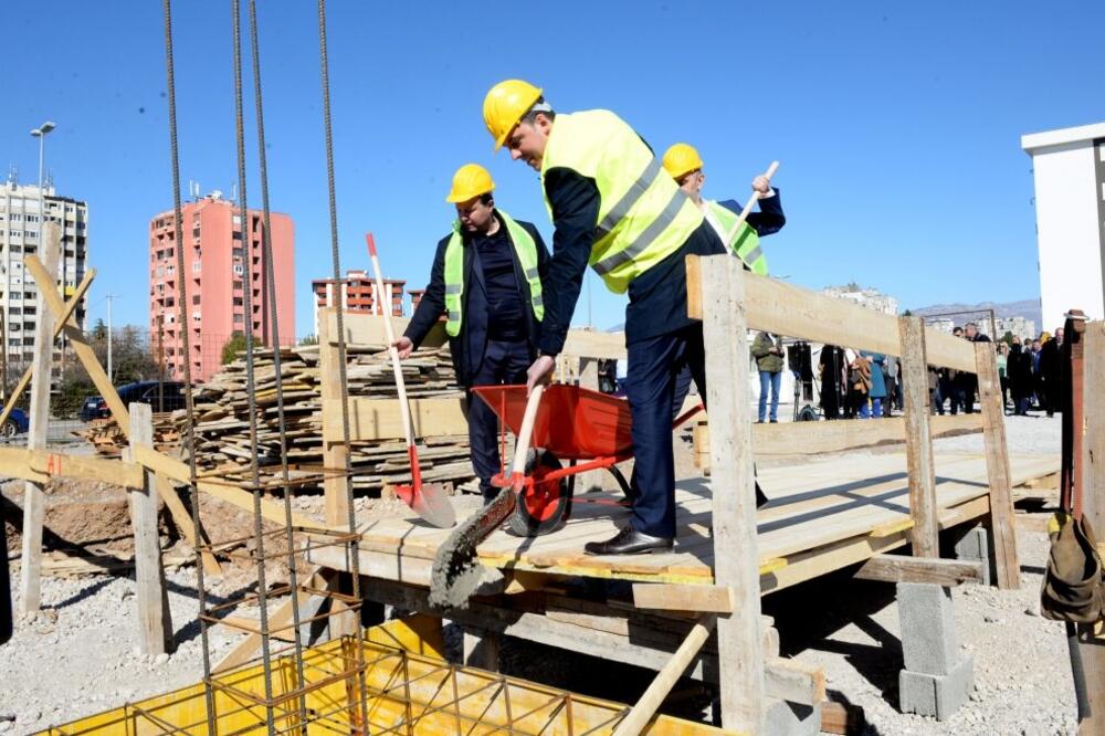 Vuković polaže kamen temeljac, Foto: PG biro