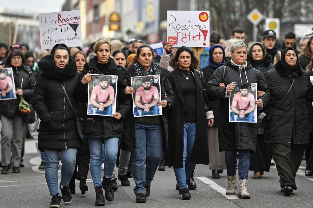 Prijatelji i rodbina žrtava juče u Hanauu, Foto: AP