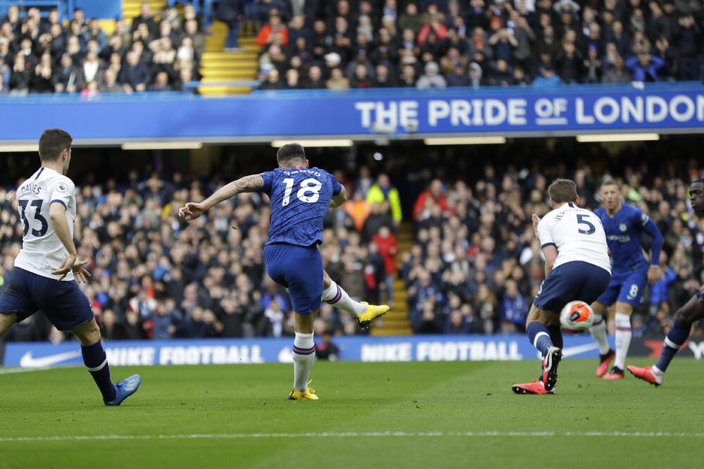 Olivije Žiru daje prvi gol za Čelsi, Foto: AP