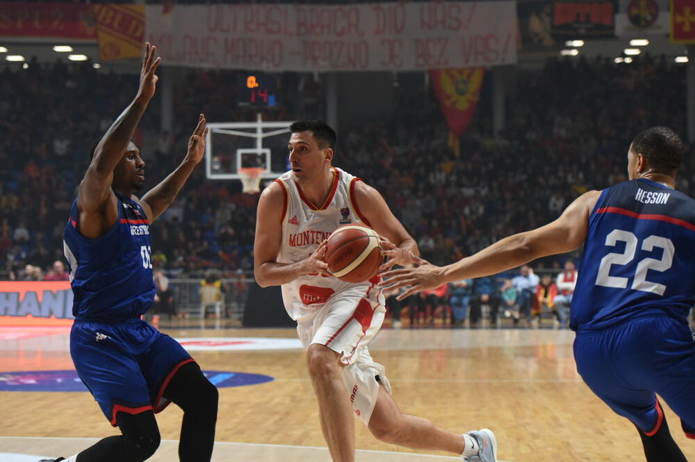 Podigli samopouzdanje pobjedom na startu: Milko Bjelica na utakmici sa Velikom Britanijom, Foto: Savo Prelević